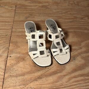 Off white sandal with heel